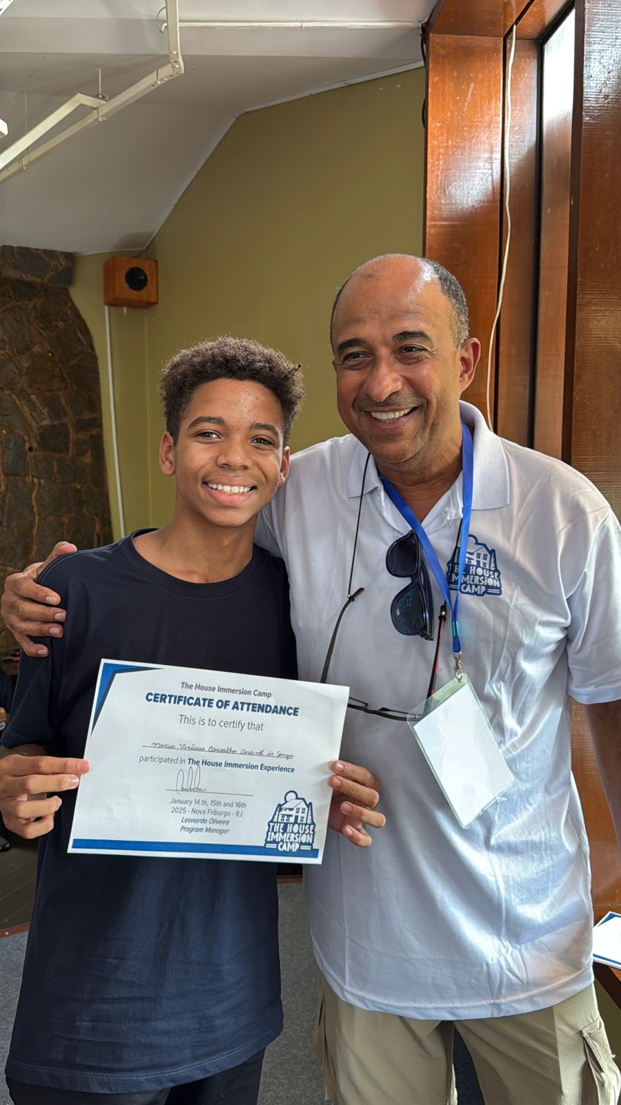 Leonardo Oliveira entregando certificado do The House Immersion Camp a um aluno no Le Canton